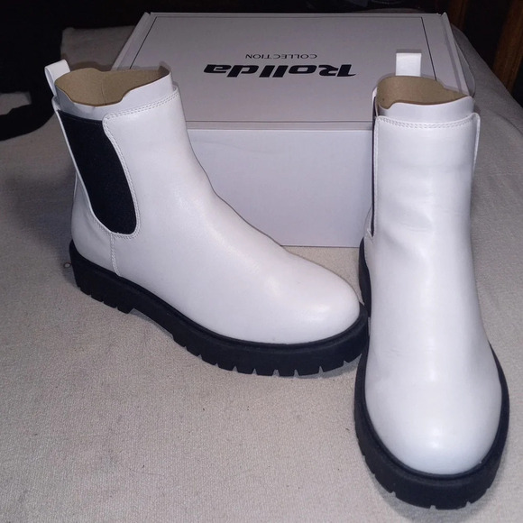 Rollda Shoes - 7W white Chealse style boots